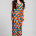 Vestido largo de tirantes y corte evasé de ondas multicolor - Échate flores